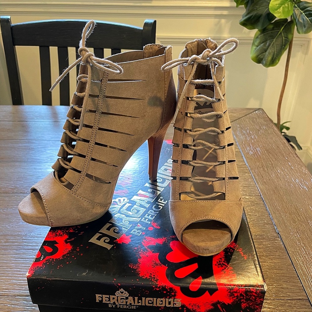 Fergalicious by Fergie Heels- Tote Size 6